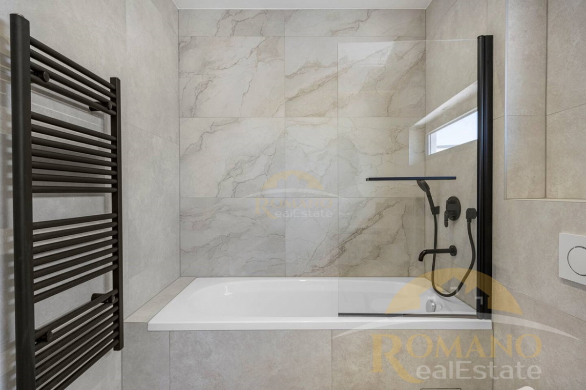 Moderna dvojna vila z infinity bazenom in panoramskim razgledom – Seget Gornji